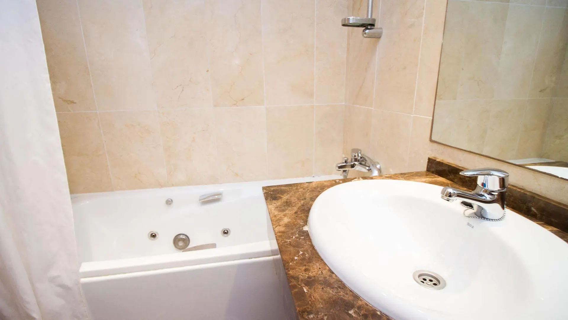 Alfonso Reyes Apartment - Malaga Harbour 0*,